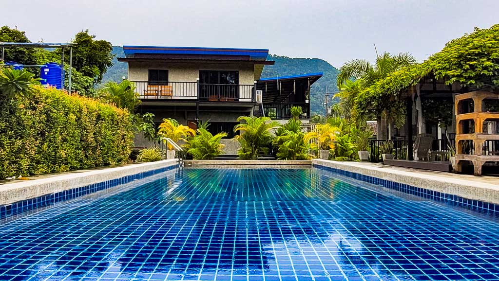 Pool im Baan Chainarong Hotel